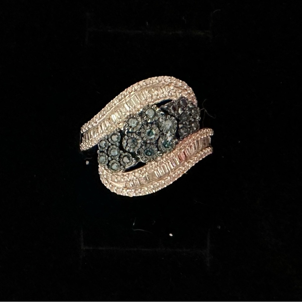 Blue Velve & White Diamonds Ring